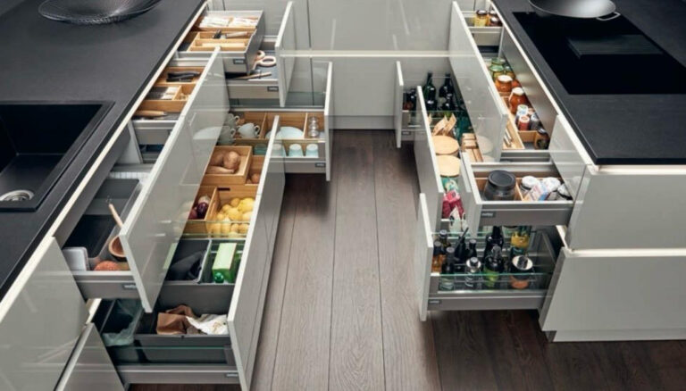 Keukenfronten met karakter: waar design en vakmanschap samenkomen | Dressing, inbouwkast en haardwand op maat