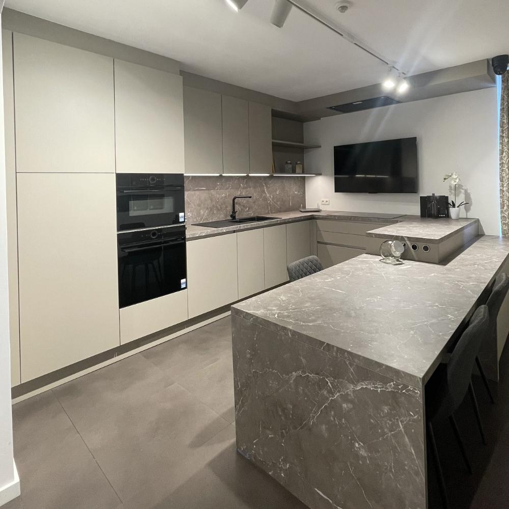 Van Damme Interior | Dressing, inbouwkast en haardwand op maat