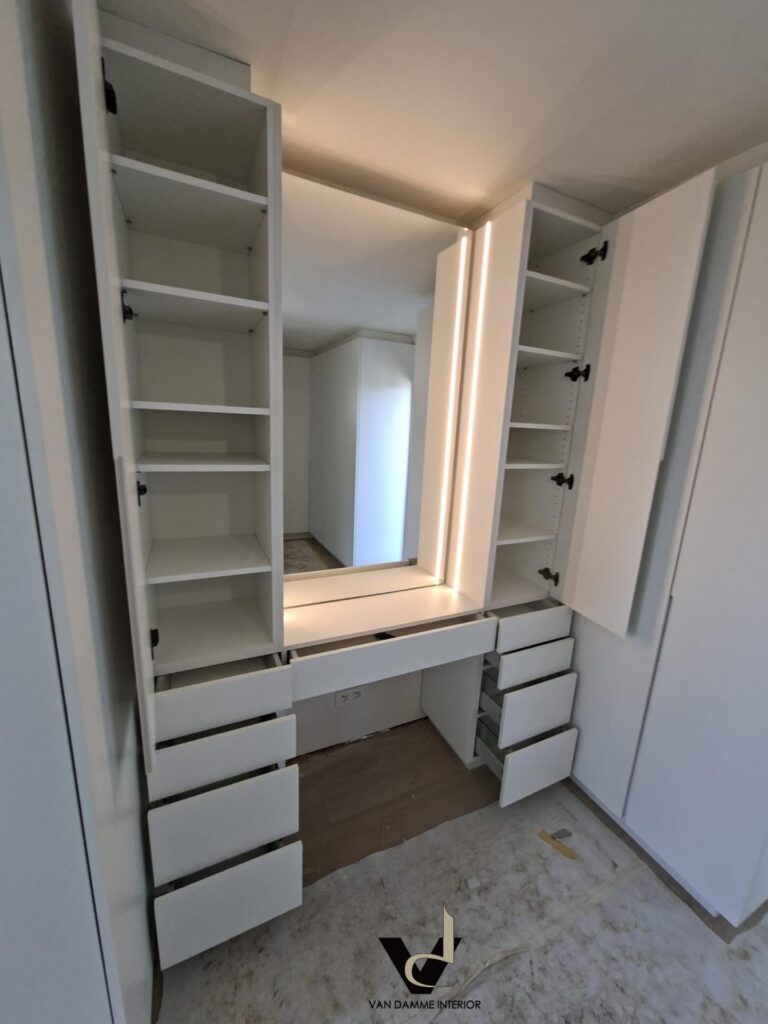 Van Damme Interior | Dressing, inbouwkast en haardwand op maat