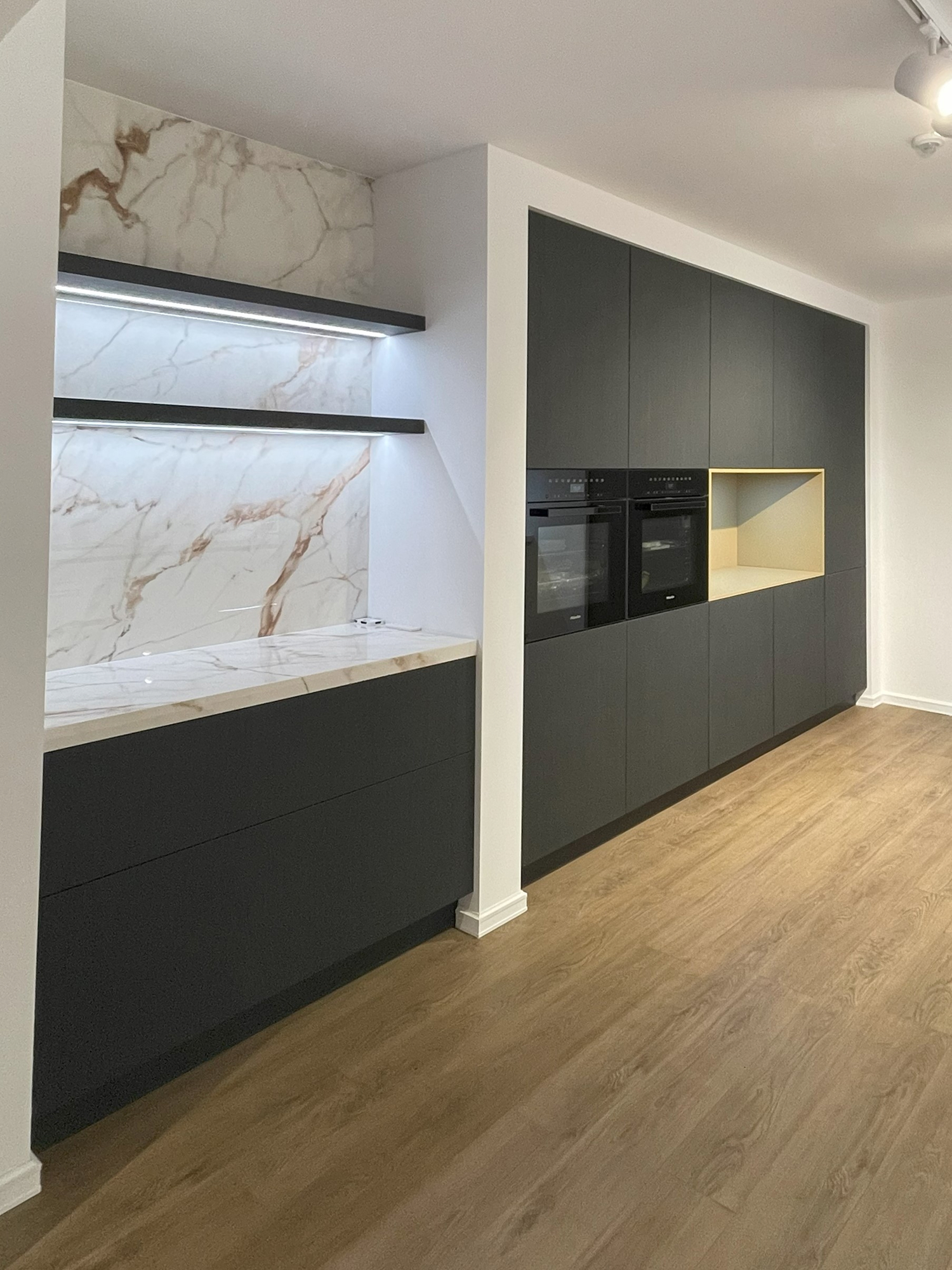 Toonzaal | Dressing, inbouwkast en haardwand op maat